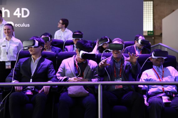 mb-Mobile-World-Congress-2016 Scheint Spaß zu machen und sieht auch von außen lustig aus: Die Virtual Reality Headsets waren auf dem Mobile World Congress 2016 in Barcelona der Renner.