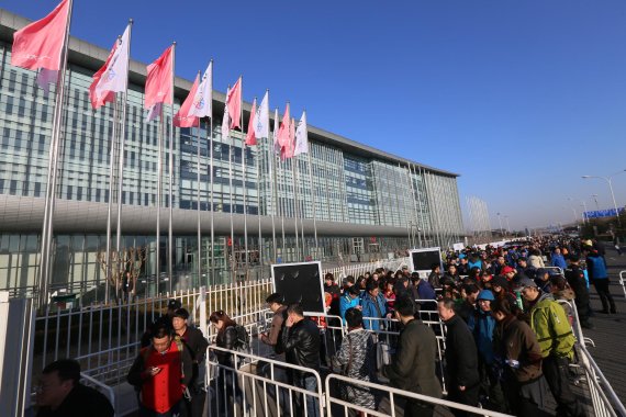 mb-hubi-kommentar2 Eingang vor der ISPO BEIJING