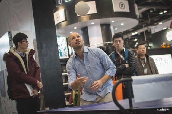 mb-Pertscht-testet-Headis ISPO.com-Redakteur Florian Pertsch testet Headis auf der ISPO BEIJING 2016.