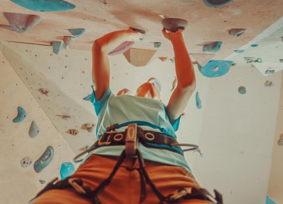 Bouldern und Klettern in Berlin Mann beim Bouldern in der Kletterhalle