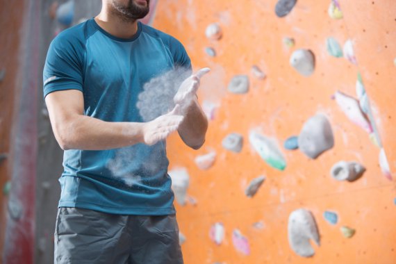 Bouldern im Saarland Kletterer vor Boulderwand