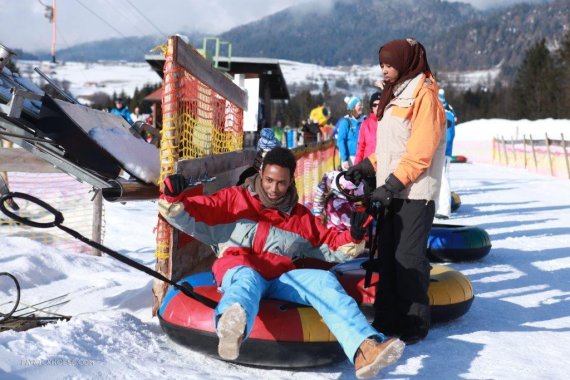 mb-Schneesport-Stiftung Flüchtling beim Schneesport