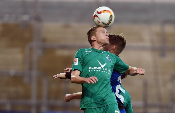 mb-duisburg-blackcrevice Dennis Grote (left) fights against relegation with MSV Duisburg