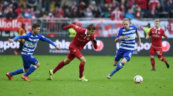 mb-Uhlsport-Fussball Uhlsport hofft auf gute Zahlen beim Fußball: Beim 1. FC Kaiserslautern (rote Trikots) ist der Sportartikelhersteller Ausrüster.