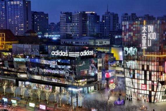 mb-Adidas-Shop-Peking Der erste Store des neuen Retailkonzepts "HomeCourt" von Adidas in Peking.