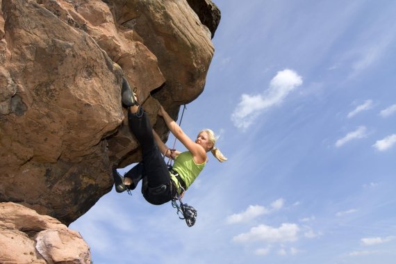 mb-160308-ThinkstockPhotos-126847572 Sportklettern wird immer beliebter, in freier Natur und vielen Indoor-Hallen