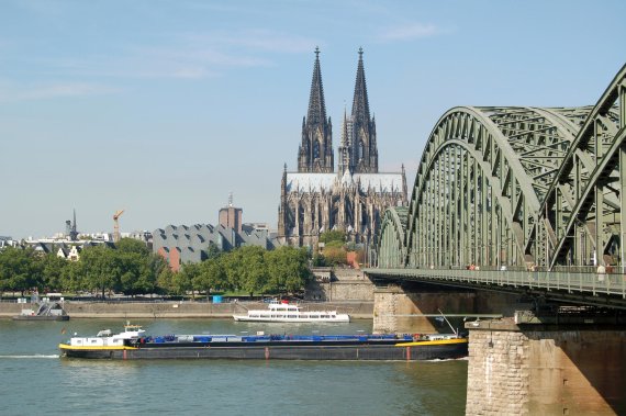 Sportklettern am Rheinufer erlaubt – an der Hohenzollernbrücke in Köln 