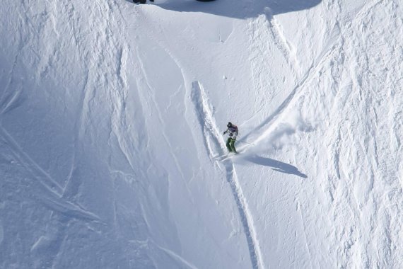 mb-Freeride-World-Tour-2015 Die Freeride World Tour ist die Weltmeisterschaft der Freerider: Hier fährt die Österreicherin Eva Walkner eine Steilwand in Verbier (Schweiz) herunter.