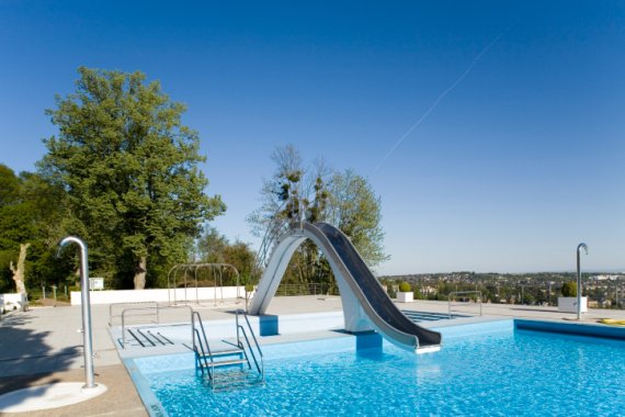 mb-160315-ThinkstockPhotos-140449527 Über den Dächern von Wiesbaden – mit der Seilbahn zum Schwimmen