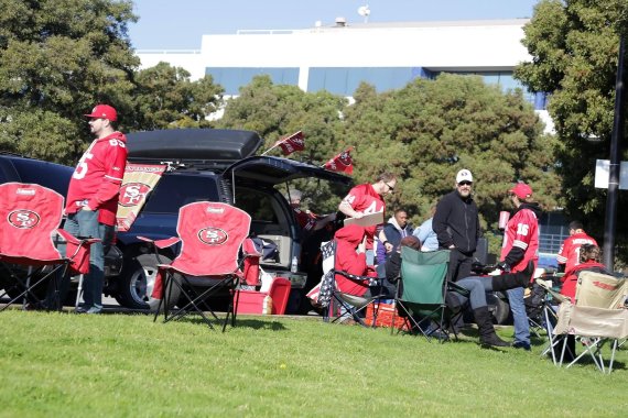 mb-tailgating-nfl In the US, tailgating during NFL games is a fixed part of American culture