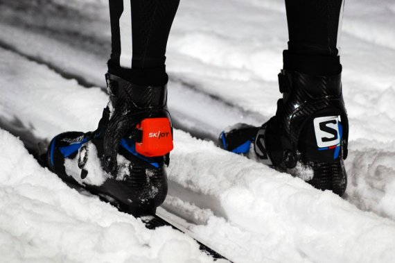 mb-SKIIOT-SkiWearable Skiiot wird am Skistiefel befestigt und gibt Informationen über Fahrweise, sowie Schnee- und Wetterbedingungen.
