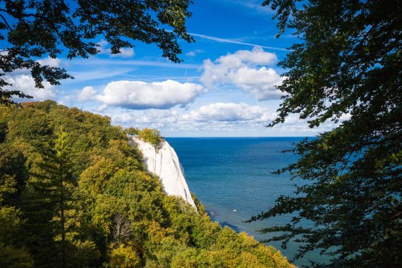 mb-160325-ThinkstockPhotos-485929662 Wandern auf Rügen, die Kreidefelsen und das Meer im Blick