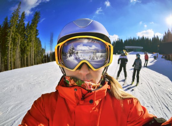 mb-Skibrille2 Ein großes Sichtfeld bei Skibrillen ist wichtig, damit man die ganze Piste im Blick hat.