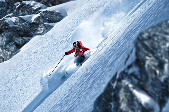 mb-eva-walkner-action Full action: Due to severe injuries, Eva Walkner switched from ski racing to freeriding and now races down steep slopes.