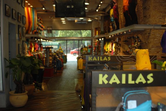 mb-en-kailas-shop Single-brand stores don’t have to be necessarily located in costly shopping malls. One example is the store of Kailas in Guangzhou, near the outdoor brand’s headquarters.