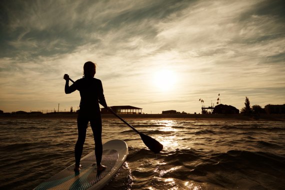 mb-160405-ThinkstockPhotos-495213004 Der Sonne entgegen: Romantik und Fitness beim Stand-Up-Paddling