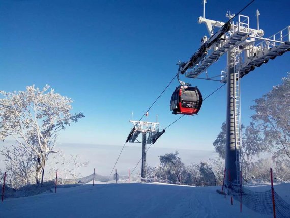 Dort, wo China neue Skigebiete hinstellt, kann man sich auf modernste Infrastruktur verlassen: das Resort Lake Songhua.