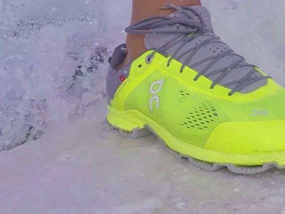 mb-Titelbild-Schuh-On-Running Das Schweizer Unternehmen On lässt seine Laufschuhe von Surfern auf dem Wasser testen.