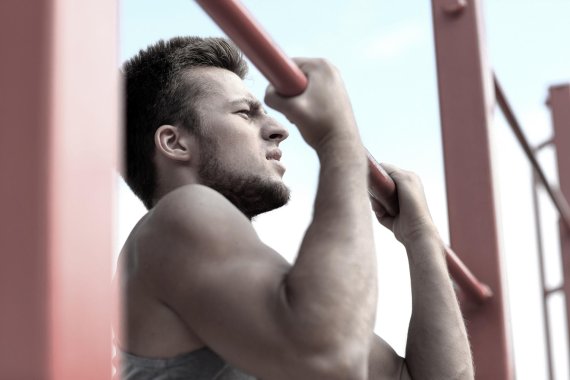 mb-160410-ThinkstockPhotos-491410626 Eine der effektivsten Übungen für Boulderer: Klimmzüge