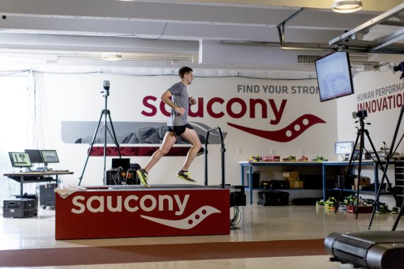 mb-160413-Saucony Im Lauflabor von Saucony können die Schuhe eingehend getestet werden