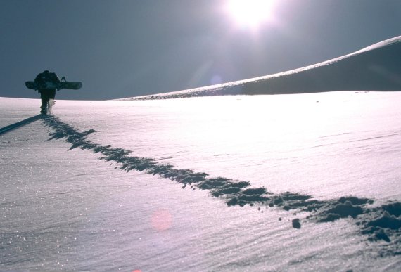 mb-160414-ThinkstockPhotos-57577330 Board als Last beim Aufstieg? Nicht mit dem Splitboard.