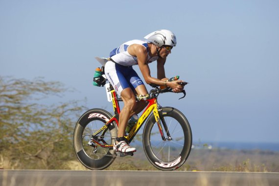 mb-Raelert-Rad-2009 Schon lange dabei, bislang aber dreimal nur Zweiter: Andreas Raelert beim Ironman 2009 auf Hawaii.