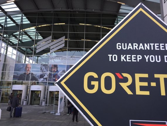 mb-Gore-Messe-ISPO Auch auf der ISPO MUNICH jedes Jahr vertreten: 2016 war Bayern-Trainer Pep Guardiola zu Gast am Gore-Stand.