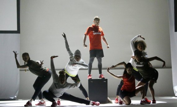 mb-dosb3 Die Outfits wurden unter anderem im Rahmen einer Tanz-Performance vorgestellt.