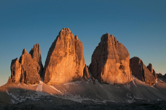Alpenglühen – die „Drei Zinnen“ in den Dolomiten zeigen sich im besten Licht.