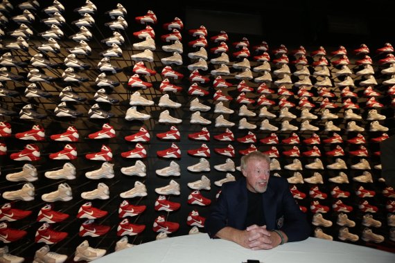 mb-160427-phil-knight-hall-of-fame-01-original Phil Knight founded the company Nike, together with Bill Boweman