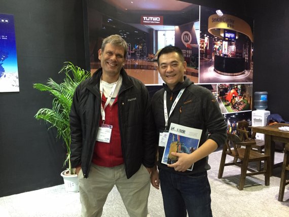 mb-Tutwo-2 Tutwo hat mit neuen strategischen Partnern wie Salewa allen Grund zur guten Laune. Im Bild ist ISPO-Redakteur Markus Huber mit Tutwo-Mitbegründer Zhangfeng Lin auf der ISPO BEIJING 2016 zu sehen.