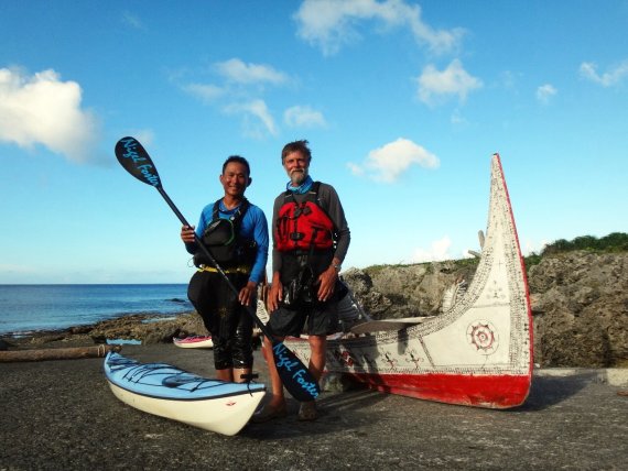 mb-160503-Kayak Nigel Foster (r.) auf Orchid Island bei Taiwan