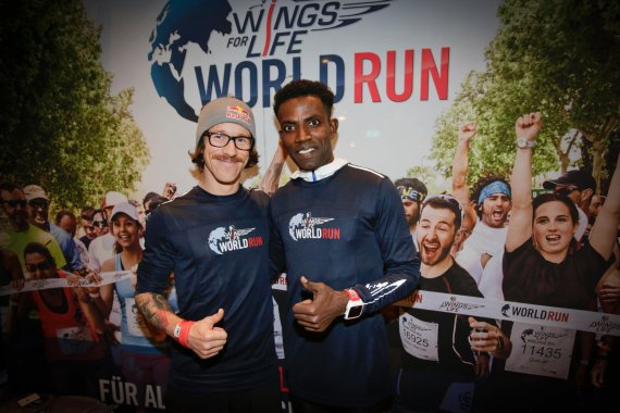 mb-FNS-8 Florian Neuschwander und Lemawork Ketema beim WingsforLife World Run 2015.