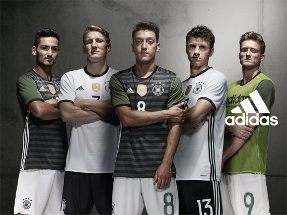 mb-hainer-dfb-deal The national players Gündogan, Schweinsteiger, Özil, Müller und Schürrle in the new DFB shirts.