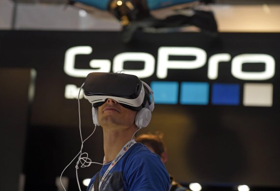 mb-160506-imago22661941h Ein Messebesucher testet auf der ISPO MUNICH eine Virtual Reality Brille
