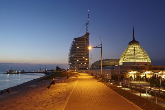 Wandern in abendlicher Stimmung in Bremerhaven