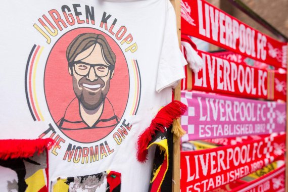 mb-160510-imago23598738h Sporting goods with the portrait of Jürgen Klopp are very popular in Liverpool