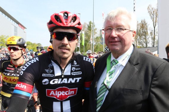 mb-160512-imago23820086h John Degenkolb (left) will be outfitted with sportswear by Stanno in the future.