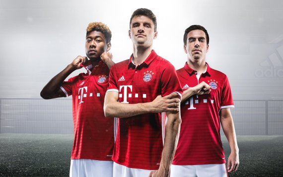 mb-Trikot-FC-Bayern-1617 Wir wollen rot-weiße Trikots: Die Bayern um David Alaba, Thomas Müller und Kapitän Philipp Lahm (v.l.) laufen auch in der Saison 2016/2017 in gewohnten Farben auf.