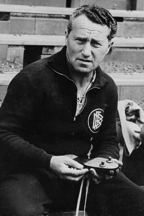 mb-160518-imago01066543h Die Weltmeister-Elf Deutschlands 1954 wurde Adolf Dassler mit Fußballschuhen ausgestattet