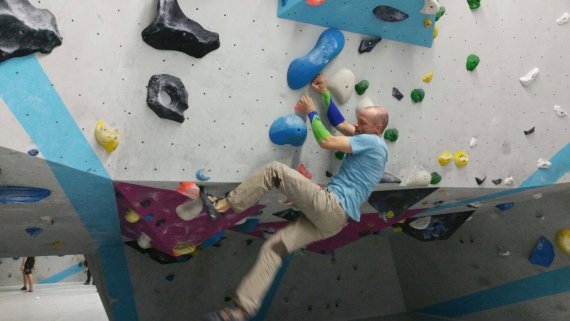 Steffen Hummel testet seine Vertics seit jeher selbst – hier beim Bouldern.