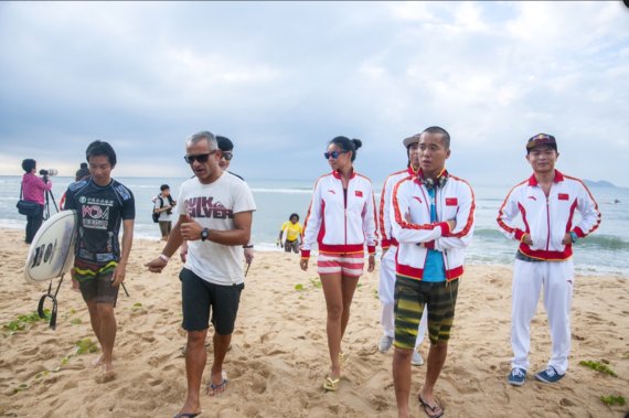 mb-160519-CHN_Nati2 Nicola Zanella (middle) after a training session with the surfers of the Chinese national team.