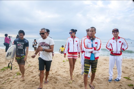 Nicola Zanella (middle) after a training session with the surfers of the Chinese national team.