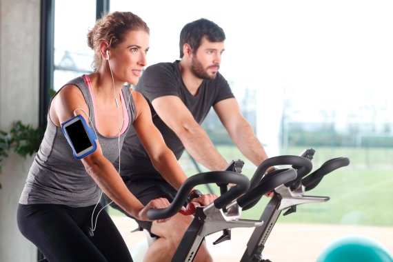 mb-160522-ThinkstockPhotos-507081278 Spinning geht auch in den eigenen vier Wänden, wenn man das passende Bike besitzt.
