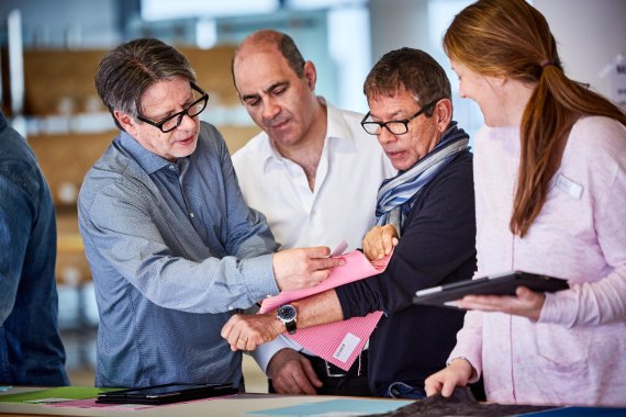 mb-textrends-jurymeeting-2016 Every fabric is discussed: Is there news with the material, has the fabric been produced sustainably? The jury members: Peter Waeber (bluesign), Braz Costa (Citeve), David Shah (View) and Fiona Fairhurst (Avery Dennison).