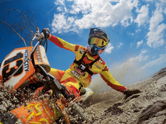 So spektakulär sieht die neue Partnerschaft aus: Motocross-Star Ronnie Renner wird von einer GoPro-Kamera in der Ich-Perspektive gefilmt.
