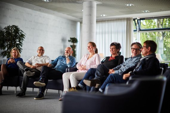 mb-Jury-Textrends-2016 So tagte die Jury von ISPO TEXTRENDS: In lockerer Runde wurden alle Einsendungen diskutiert.