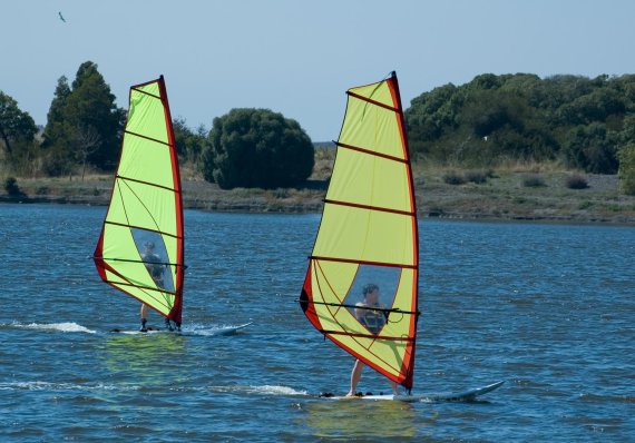 mb-160530-ThinkstockPhotos-96371225 Vom Anfänger bis zum Surf-Profi – Österreichs Seen sind das ideale Revier.