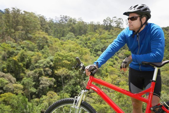 mb-160530-ThinkstockPhotos-73563294 Gut ausgerüstet mit dem Bike auf Tour – auch auf die Kleidung kommt es an.