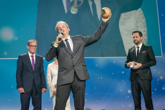 mb-jan-lorch-green-tec-vaude Lifting the prize: Jan Lorch, member of Vaude’s Board, is able to accept the next environmental award for the rebuilding of the company headquarters.